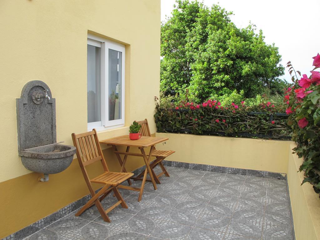 Bisbis House Pensionat Porto Moniz Exteriör bild