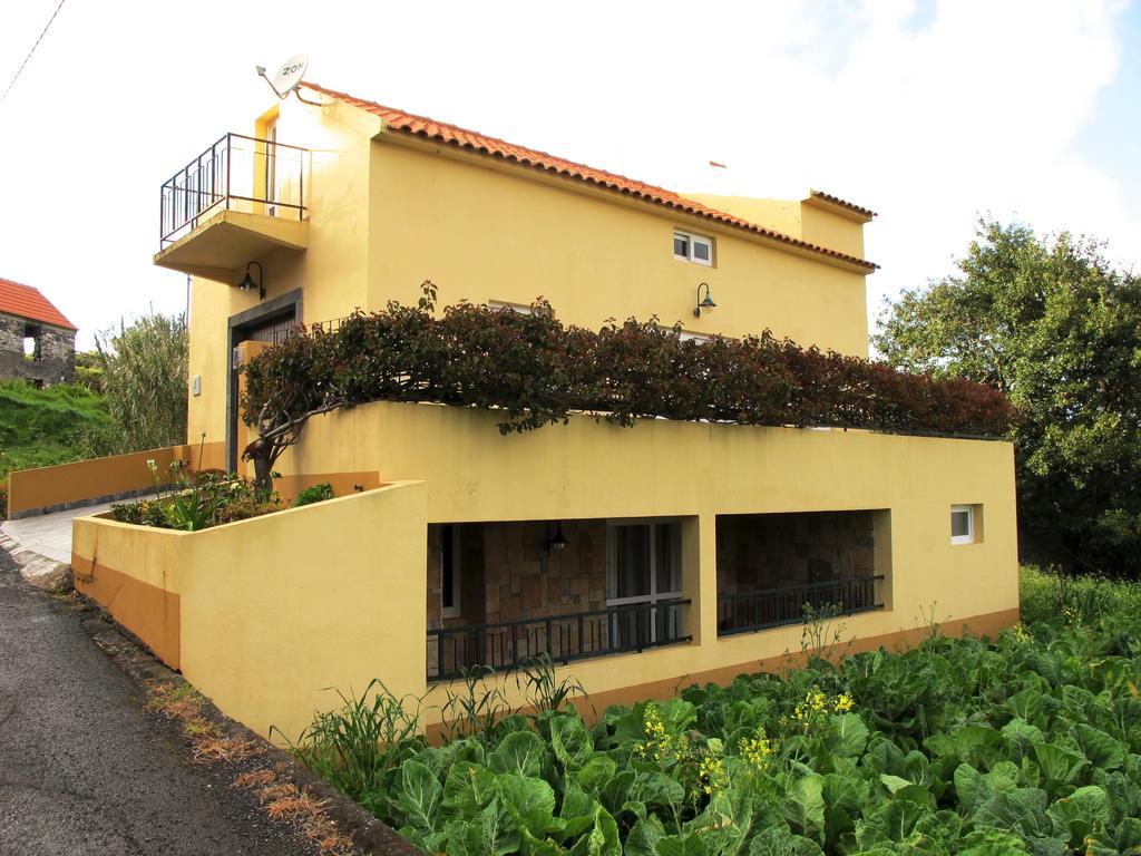 Bisbis House Pensionat Porto Moniz Exteriör bild